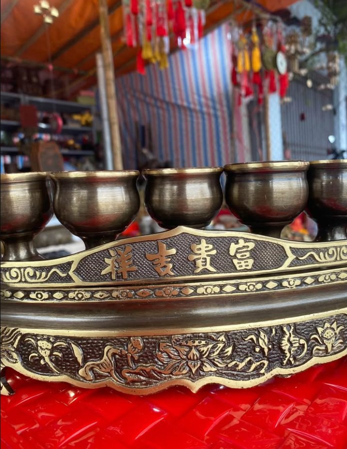 Đặc Điểm và Thiết Kế Của Đôi Ché Thờ bằng đồng khảm tam khí 3